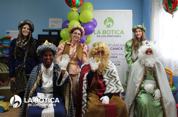 Los Reyes Magos llenan de ilusión el Hospital de Mérida con el apoyo de La Botica de los Perfumes